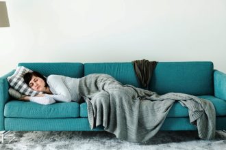 Σας παίρνει ο ύπνος στον καναπέ κάθε βράδυ; Τρεις λόγοι που πρέπει να το «κόψετε»