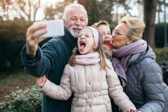«Γιατί η γιαγιά δεν με θυμάται;» - Πώς εξηγούμε στο παιδί ότι η γιαγιά έχει άνοια