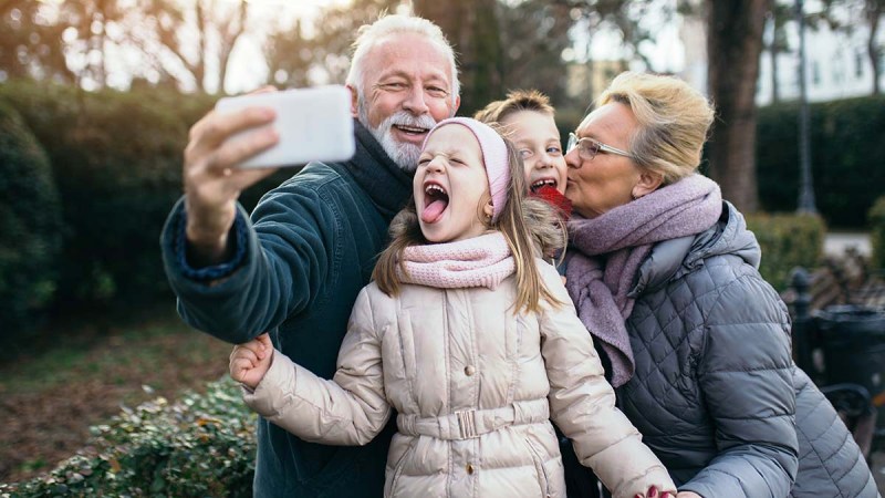 «Γιατί η γιαγιά δεν με θυμάται;» - Πώς εξηγούμε στο παιδί ότι η γιαγιά έχει άνοια