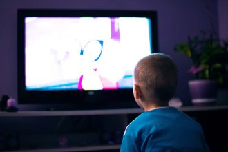 Γονείς: Μην «ξεχνάτε» τα μικρά παιδιά μπροστά στην τηλεόραση