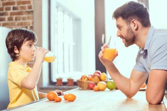 Ο «αθώος» χυμός που παχαίνει τα παιδιά