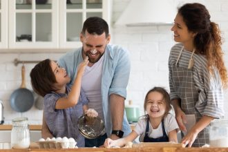 Γιατί οι νέοι δεν θέλουν να κάνουν παιδιά - Τι θα μπορούσε να τους αλλάξει γνώμη