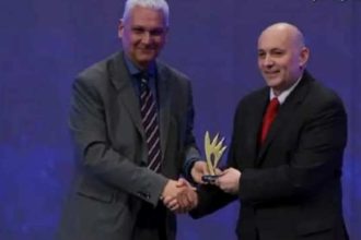 Πρόσωπα της Χρονιάς 2022: Ο Αντιπεριφερειάρχης Φωκίων Ζαΐμης έδωσε το βραβείο στον καθηγητή, Βασίλη Λουκόπουλο