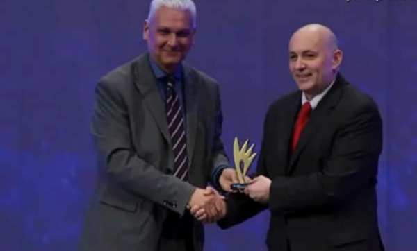 Πρόσωπα της Χρονιάς 2022: Ο Αντιπεριφερειάρχης Φωκίων Ζαΐμης έδωσε το βραβείο στον καθηγητή, Βασίλη Λουκόπουλο