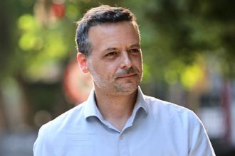 Χάρης Δούκας κατά Άδωνι και Πορτοσάλτε για τα sms