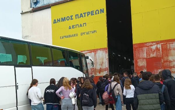 Επίσκεψη του 6ου Γυμνασίου Αγρινίου στο Καρναβαλικό Εργαστήρι