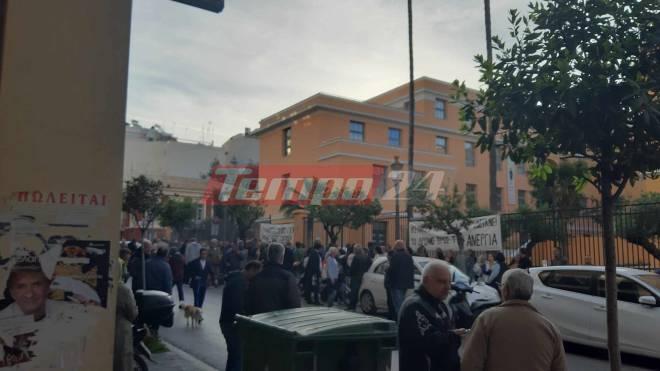 Πάτρα: Ξυλοκόπησαν συμβασιούχους που κάνουν κατάληψη στο Δημαρχείο - Τι αναφέρει καταγγελία