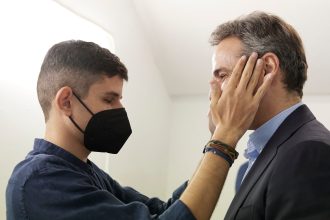 Οταν ο Πρωθυπουργός συνάντησε τον Κωνσταντίνο