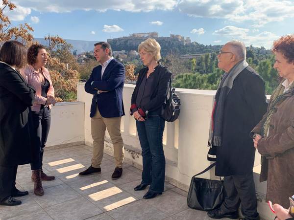 Η Σία Αναγνωστοπούλου με τον Αλ. Τσίπρα για τα γλυπτά του Παρθενώνα