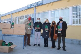 Πάτρα - Σοκολατορίχτες: Μοίρασαν τσουρέκια στο Μουσικό Σχολείο