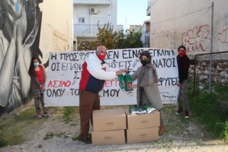 Πάτρα: Οι σοκολατορίχτες μοίρασαν τσουρέκια στους πρόσφυγες