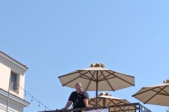 Το πανό διαμαρτυρίας του Γιώργου Κοτοπούλη και ο εργολάβος