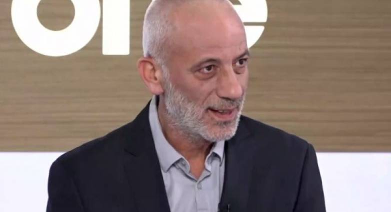 Μόνος (ο Μητσοτάκης) στο γήπεδο