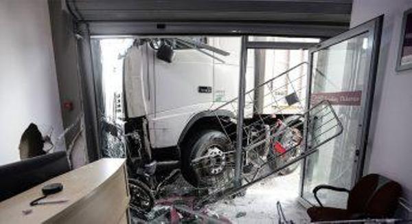 Πάτρα: Φορτηγό "καρφώθηκε" στην είσοδο πολυκατοικίας!