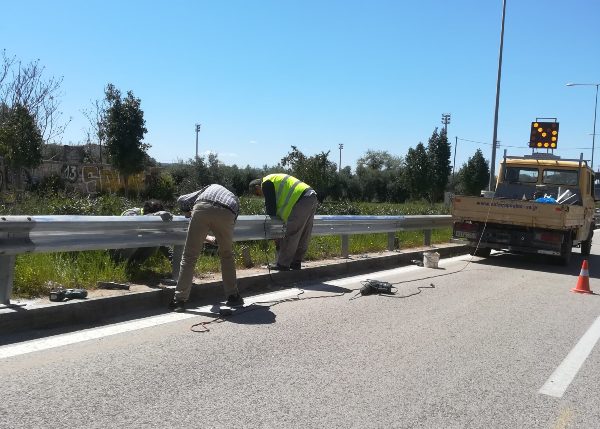 Πάτρα: Αντικαθιστούν τις μπάρες στην οδό Ελ. Βενιζέλου