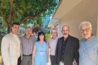 Ο Χαράλαμπος Μπονάνος κοντά στους ιατρικούς επισκέπτες