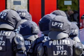 Οπλισμένος άνδρας απείλησε με μαχαίρι επιβάτιδες τρένου στη Γερμανία