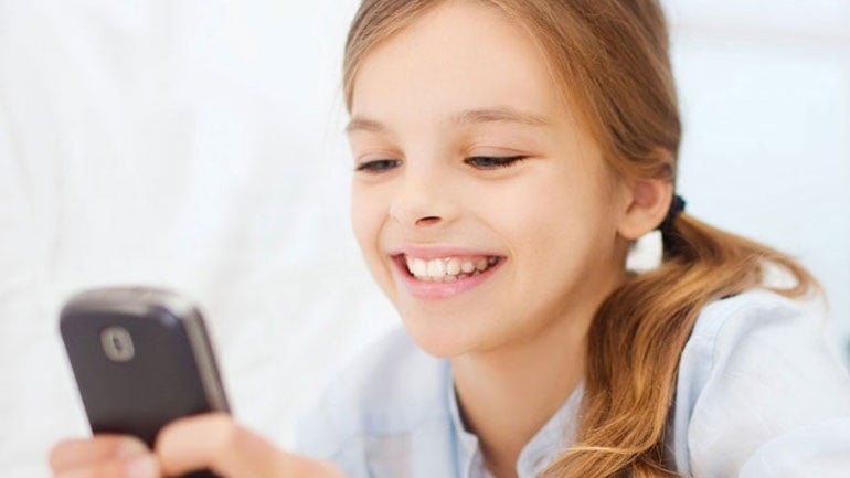 Τα παιδιά με κινητό τηλέφωνο κολλάνε πιο εύκολα ψείρες!