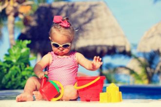 Πρώτη φορά στην παραλία με το μωρό