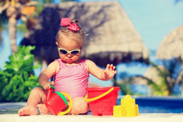 Πρώτη φορά στην παραλία με το μωρό