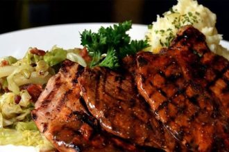 Μπριζολάκια με μήλα και πουρέ