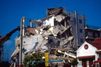 Mνημόσυνο για τα θύματα του σεισμού της 15ης Ιουνίου 1995 από την Μητρόπολη Καλαβρύτων