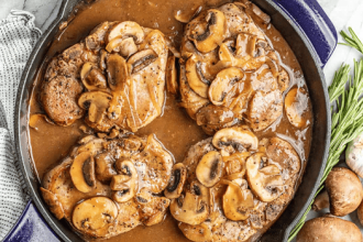 Χοιρινές μπριζόλες σε κρεμώδη σάλτσα μανιταριών