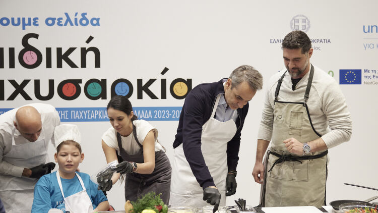 Φωτογραφίες: Δείτε τον Κυριάκο Μητσοτάκη να φτιάχνει υγιεινό σουβλάκι και να παίζει μπάσκετ!