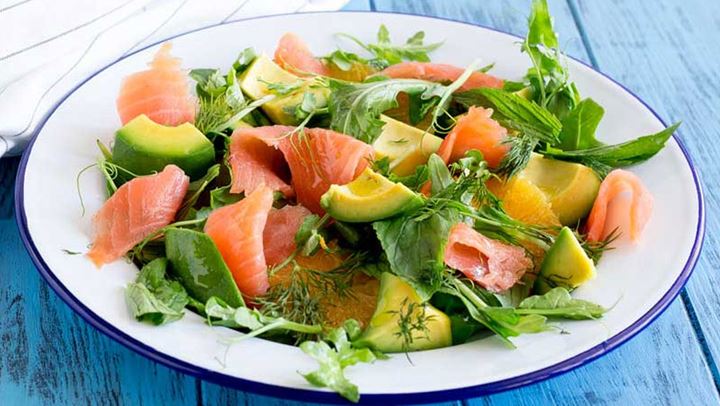 Σαλάτα με καπνιστό σολομό για τους λάτρεις της υγιεινής διατροφής!