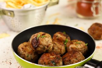 Κεφτεδάκια με τηγανητές πατάτες από τον Γιώργο Τσούλη