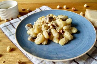 Νιόκι σε σάλτσα παρμεζάνας με μανιτάρια και φουντούκια