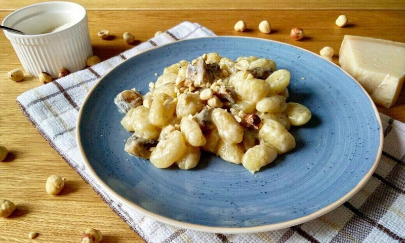 Νιόκι σε σάλτσα παρμεζάνας με μανιτάρια και φουντούκια