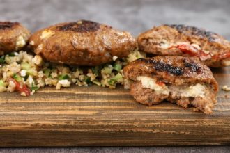 Γεμιστά μπιφτέκια με ντομάτα και φέτα