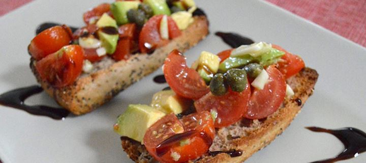 Μπρουσκέτες με ντομάτα και αβοκάντο!