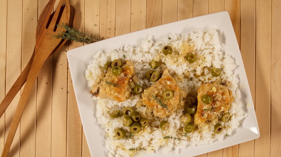 Κοτόπουλο λεμονάτο με λευκό κρασί και ελιές στην κατσαρόλα