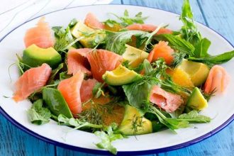 Σαλάτα με καπνιστό σολομό για τους λάτρεις της υγιεινής διατροφής!