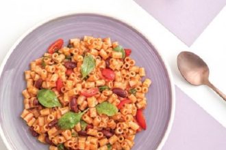 Κοφτό μακαρονάκι με ντοματίνια, σπανάκι και σάλτσα από κόκκινα φασόλια