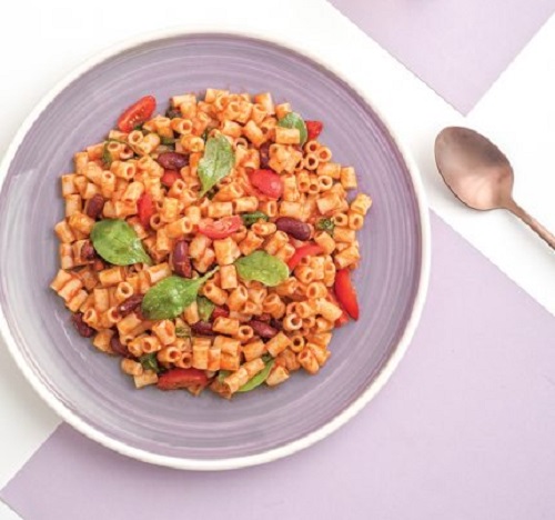 Κοφτό μακαρονάκι με ντοματίνια, σπανάκι και σάλτσα από κόκκινα φασόλια