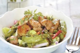 Ψητό κοτόπουλο με σαλάτα από φασολάκια, αγγούρι και δυόσμο