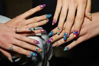 Graphic nails: Η νέα τάση στα νύχια που έχουν λατρέψει οι διάσημες influencers