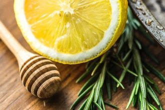 Το υλικό που έχεις στο ντουλάπι σου και μπορεί να αλλάξει την όψη του δέρματος