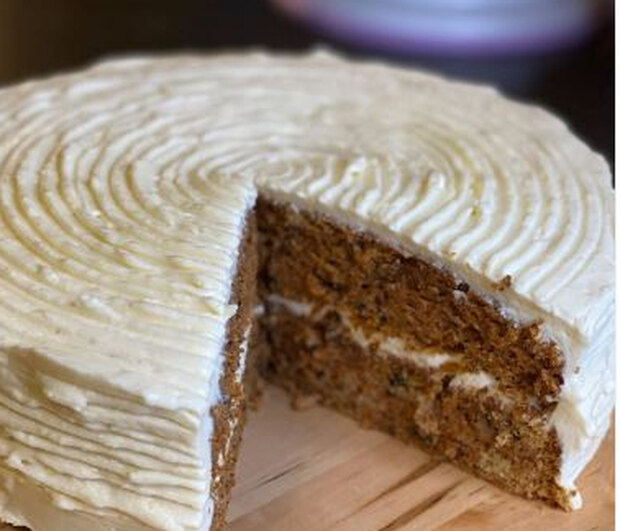 Αυτή είναι η συνταγή για κέικ καρότου της Υβόννης Μπόσνιακ και η κρέμα τυριού θα σε ενθουσιάσει
