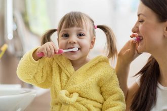 Παιδιά μόλις δύο ετών με τερηδόνα και χαλασμένα δόντια - Τι φταίει
