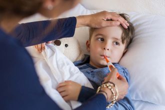Γονείς: Το συχνότερο λάθος που κάνουν όταν το παιδί έχει πυρετό