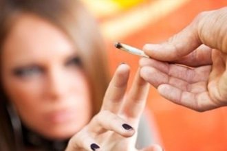 Η απουσία του γονιού σπρώχνει τα παιδιά σε καταχρήσεις