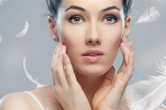 Πέντε καθημερινές συνήθειες που γερνούν το δέρμα σας