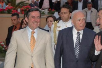 Ο Ν. Νικολόπουλος αποχαιρετά τον Κάρολο Παπούλια