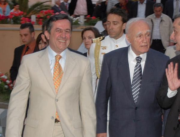 Ο Ν. Νικολόπουλος αποχαιρετά τον Κάρολο Παπούλια