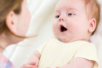 Γιατί πρέπει να μιλάτε στα μωρά σαν να είναι ενήλικες