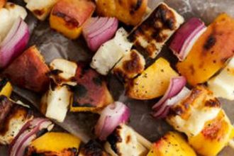 Σουβλάκια με ροδάκινο και χαλούμι